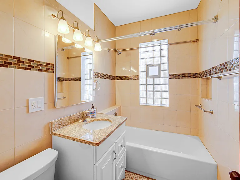 5233 W Cullom Ave #2 — Photo 9