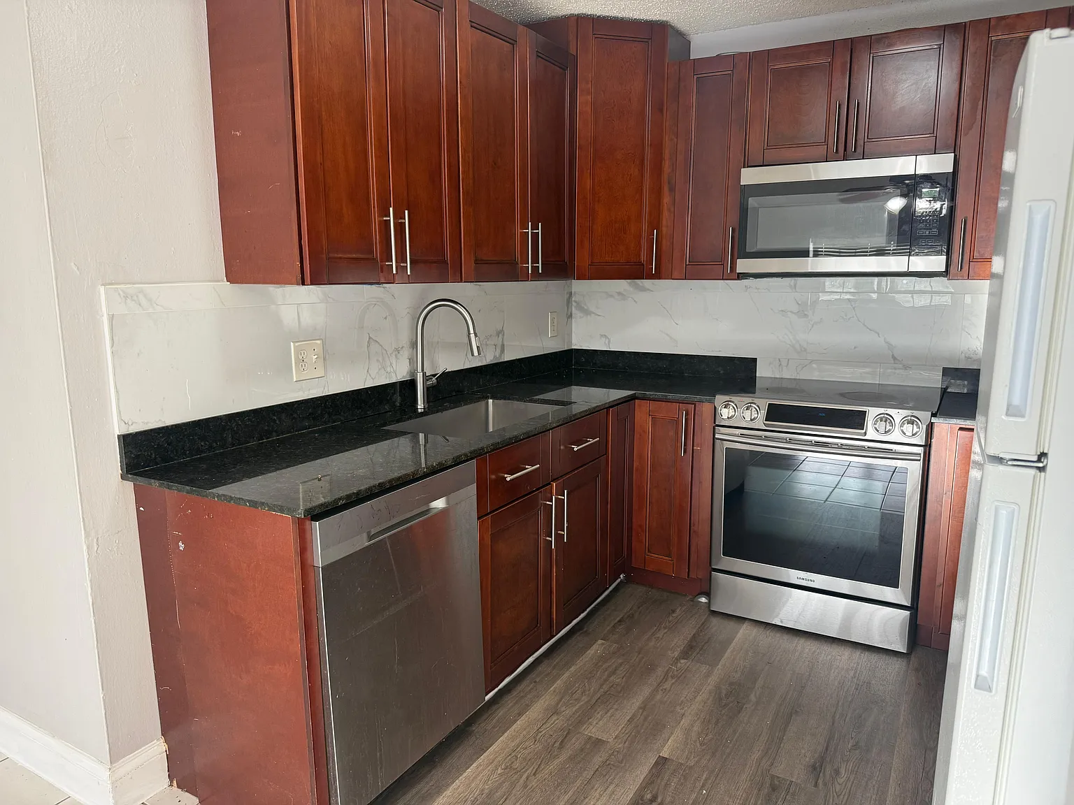 2 bed, 1100 sqft, $1,750 — Photo 2