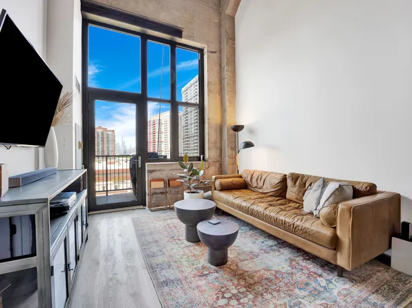 320 E 21st St, Chicago, IL