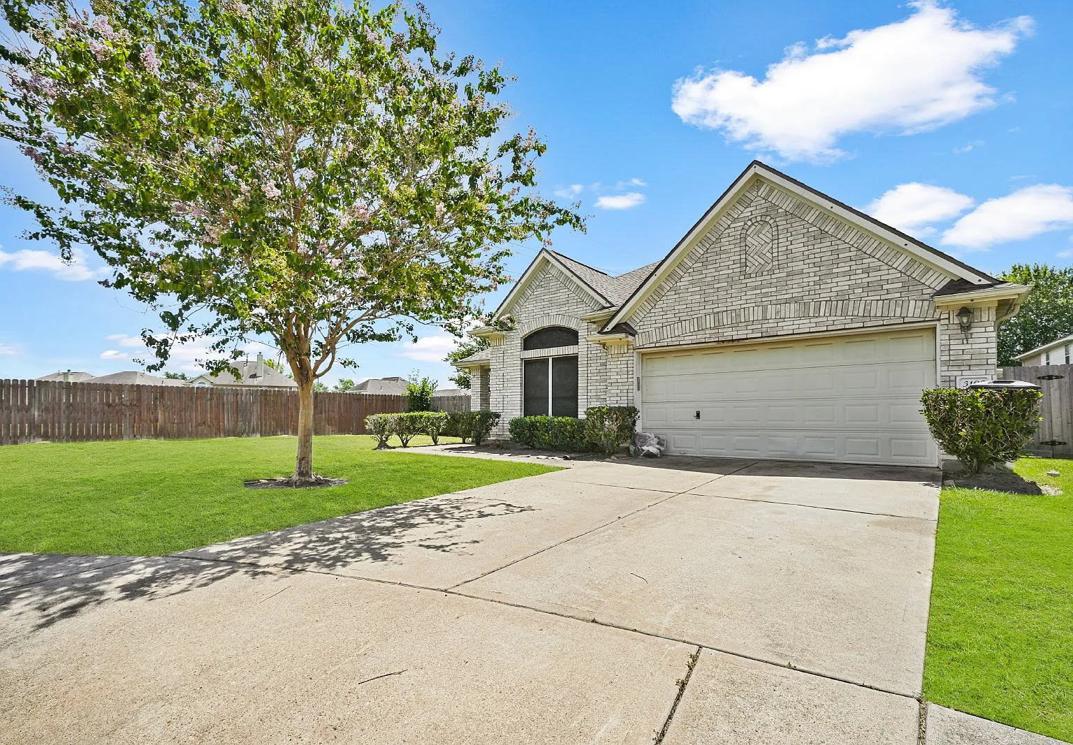 3 bed, 2.0 bath, 1841 sqft, $2,100 — Photo 1