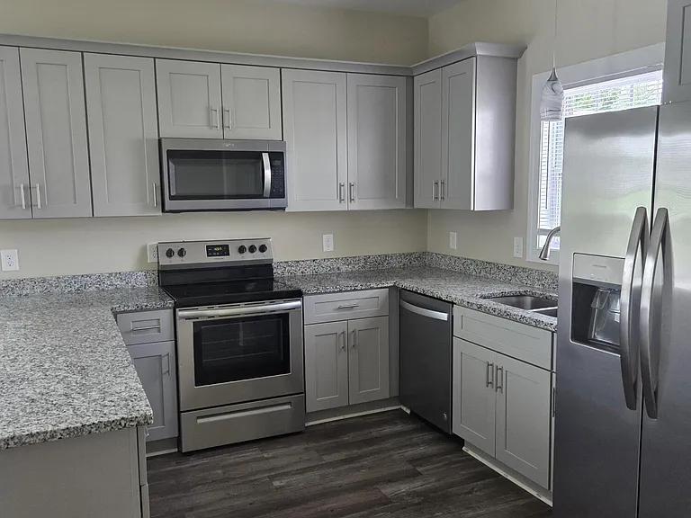 325 S Pointe Dr #B — Photo 4