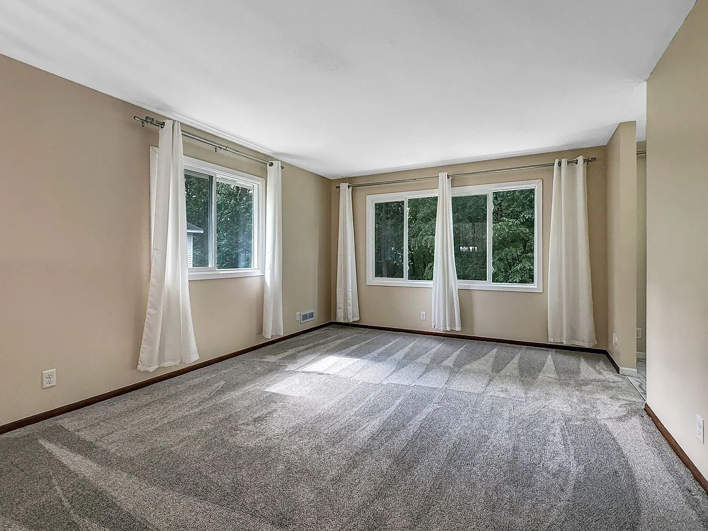 4 bed, 2.0 bath, 1734 sqft, $2,600 — Photo 4