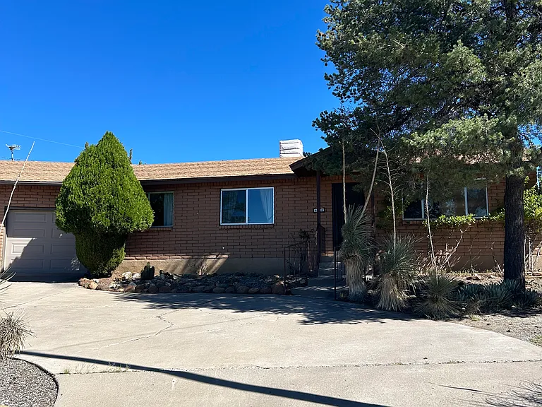 620 E 37th Pl — Photo 2