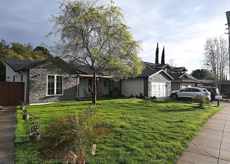 2nd image of 467 Encino Dr