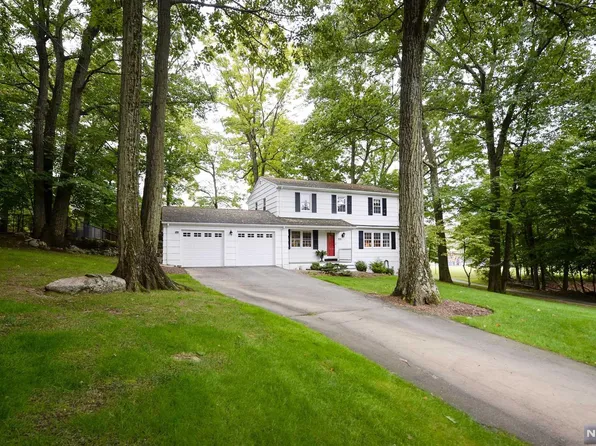 11 Pima Ct, Oakland, NJ 07436