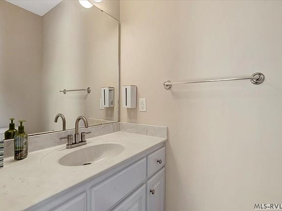 4th image of 106 Winterberry Ln