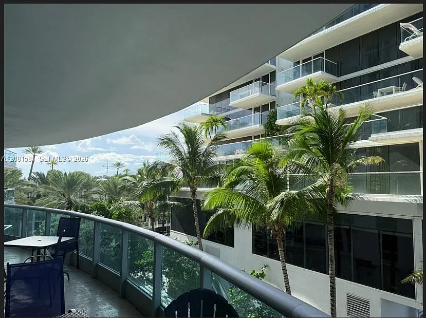 Azure Condo — Photo 4