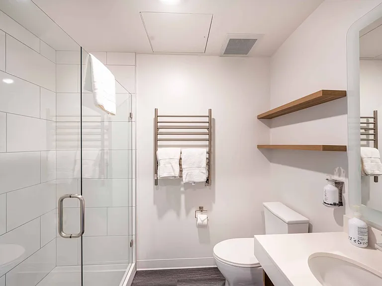 __ Bathroom with towel warmer
__ Enjoy the comfort of a modern bathroom featuring a towel warmer, perfect for keeping your towels warm and cozy after a day on the slopes or trails. A touch of luxury for your stay!