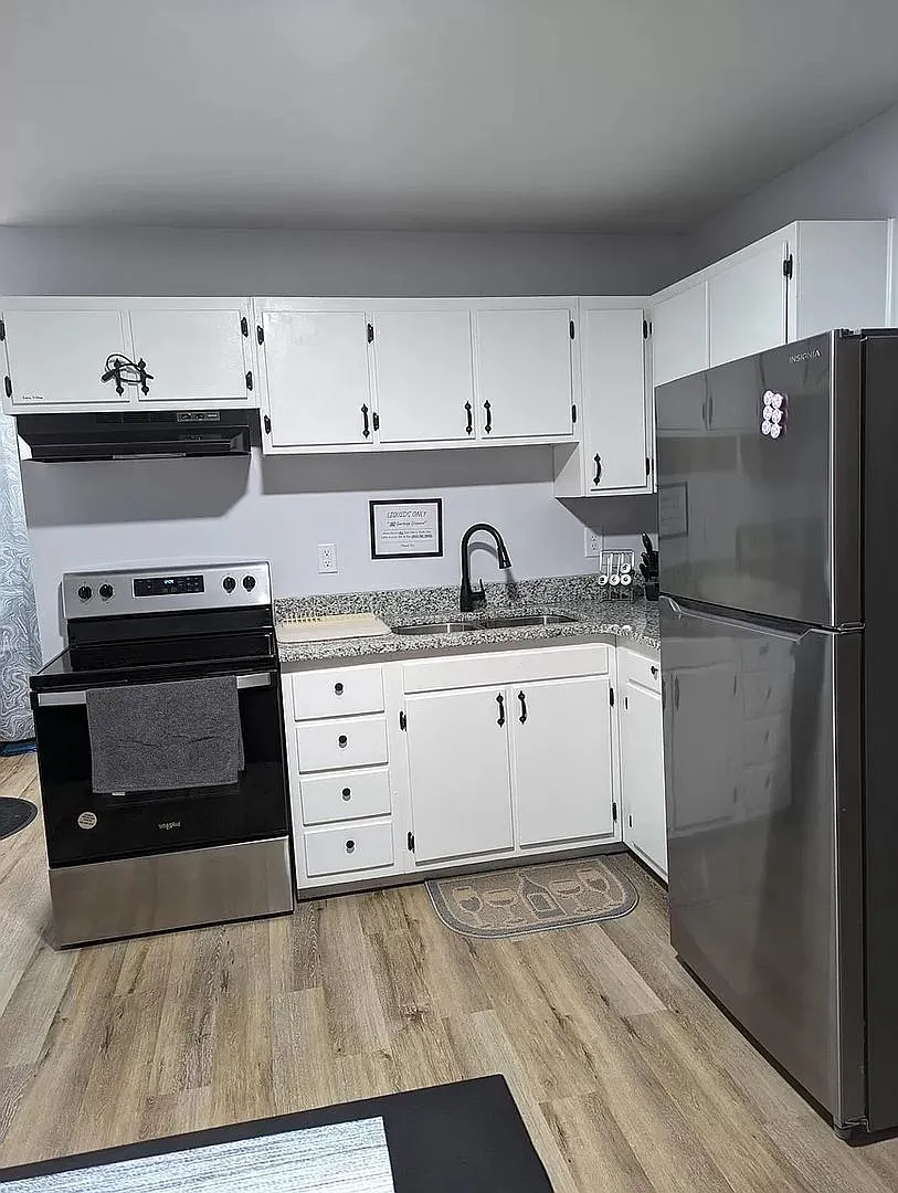 Room in 3 Bedroom Home at Merrill Pl — Photo 4