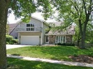 1081 Cedar Crest Dr, Crystal Lake, IL 60014