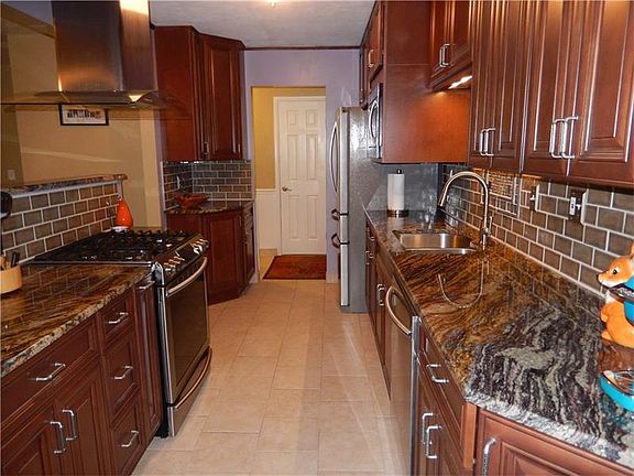 5th image of 504 Edinboro Ct