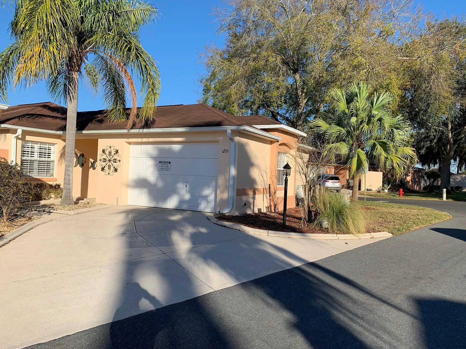 1201 Flores Ave — Photo 2