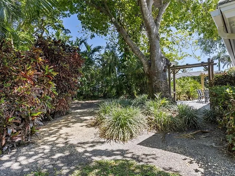 587 Parkwood Ln — Photo 20