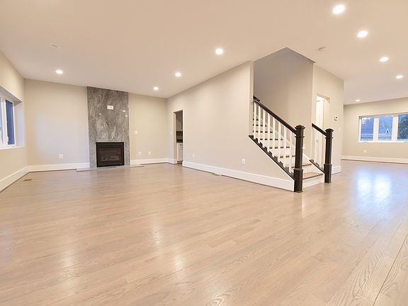 4th image of 213 W Greenway Blvd