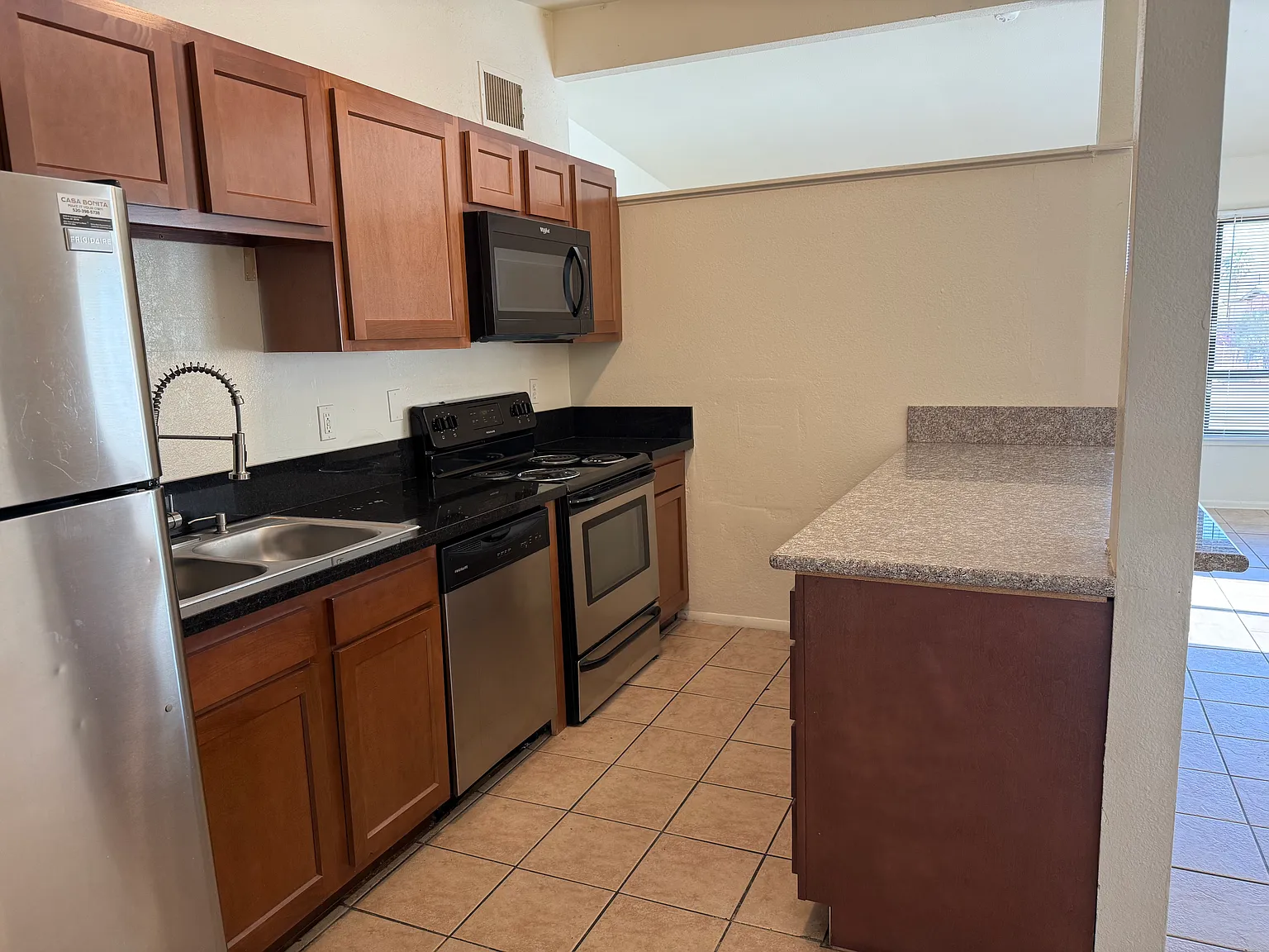 814 E Lester St — Photo 3