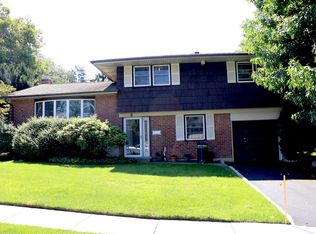 9 Gilbert Ln, Plainview, NY 11803