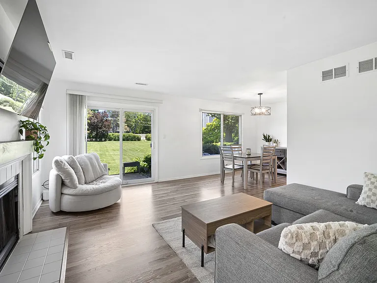 1321 Barclay Ln — Photo 2