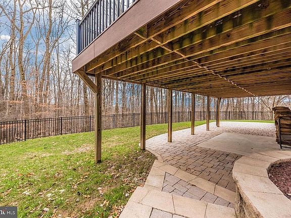 Beautiful fenced in yard-bring your dogs!