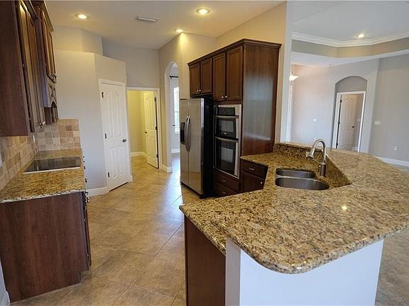 Kitchen - Breakfast Bar with 60/40 Stainless Steel deep bowl sink - Built in Stainless Steel Microwave & Oven - Stainless Steel 