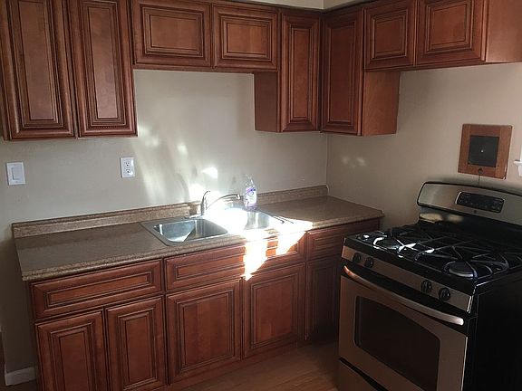 4th image of 30 Parkdike Ave