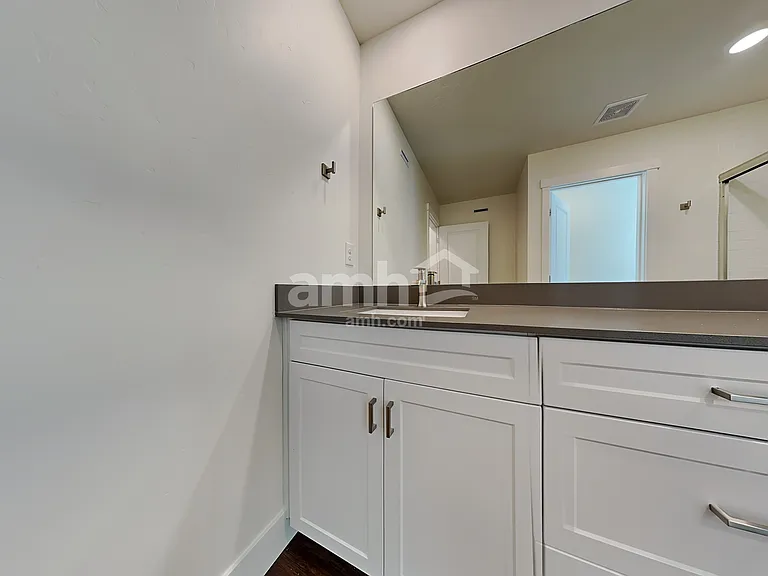 955 Moorside Ave — Photo 10