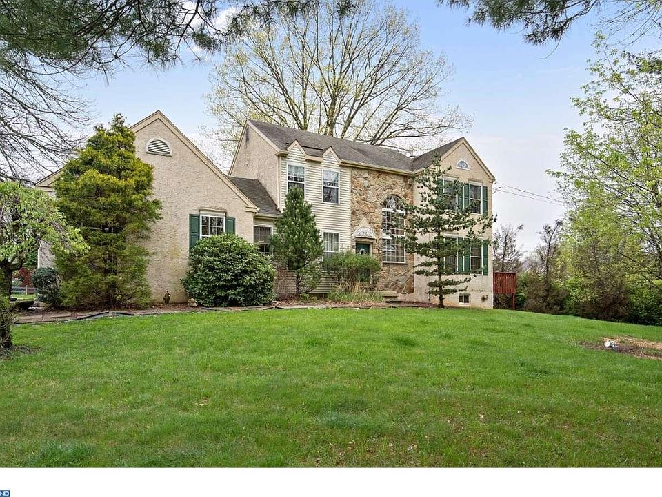 1st image of 8 W Bishop Hollow Rd