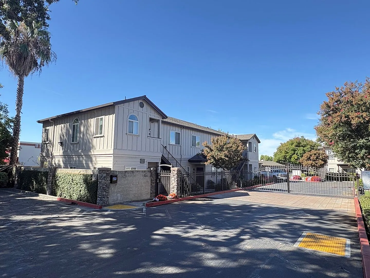 2 Bed, 1 Bath Condo in Gated Davis Oaks Community — Photo 2