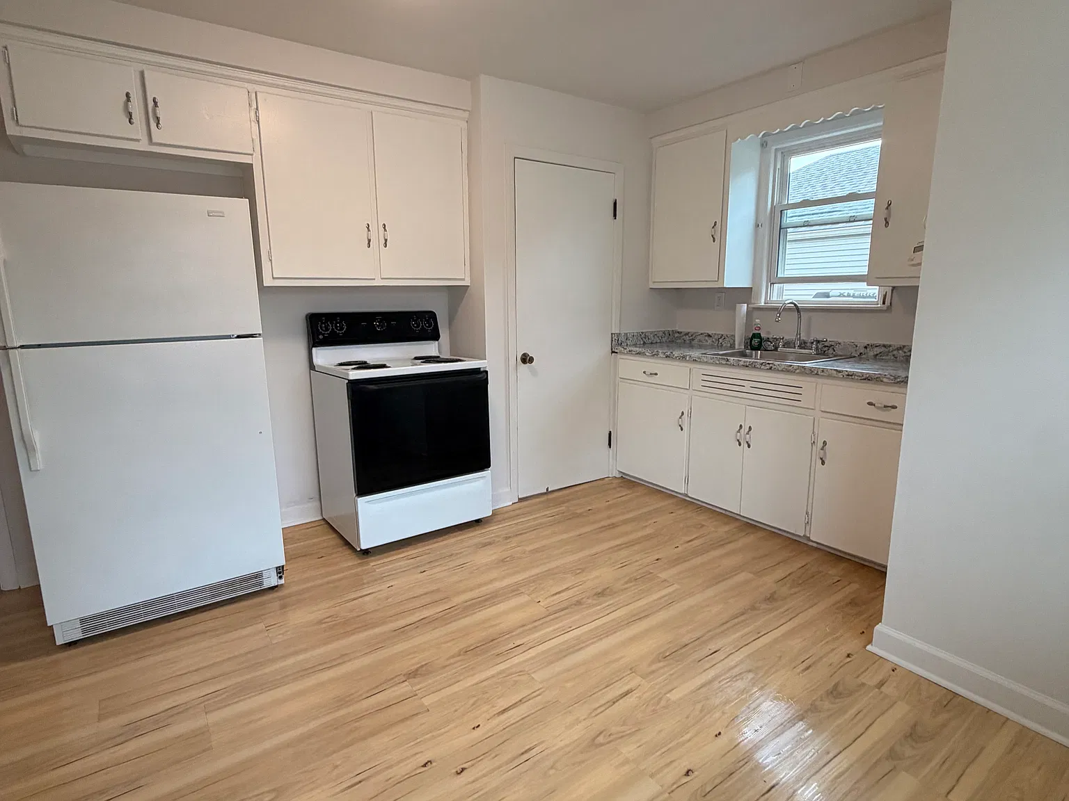 3 bed, 1087 sqft, $1,895 — Photo 2