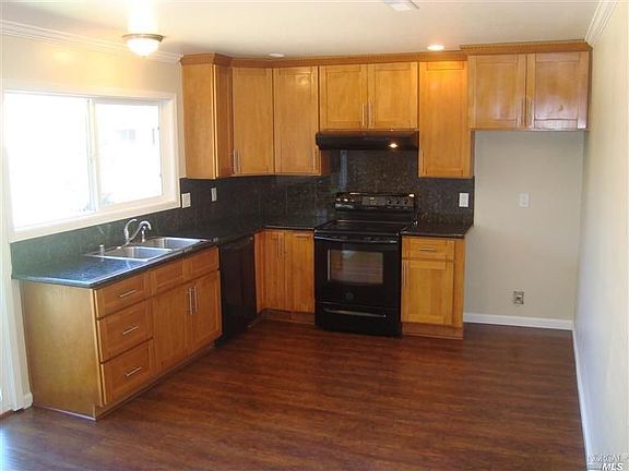 5th image of 1055 Daniel Dr