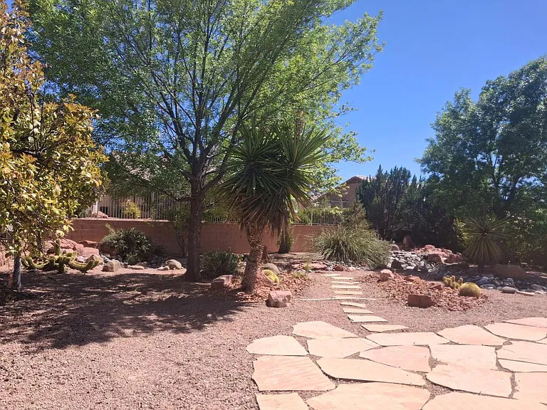 865 S Cedar Ridge Ct — Photo 2
