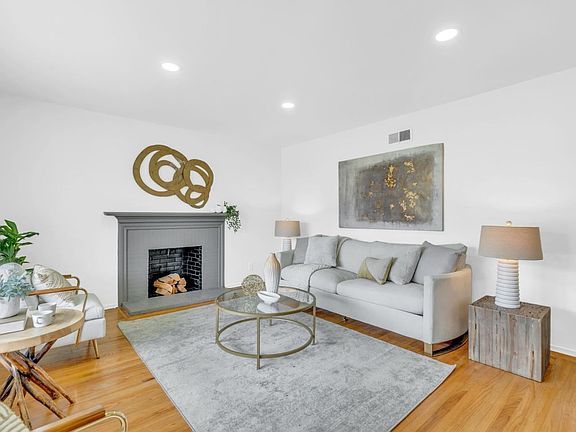 3rd image of 640 Serra Dr