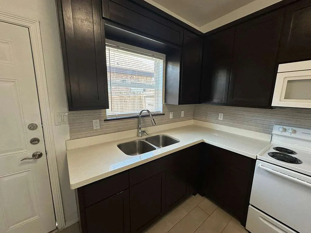 2 bed, 2.0 bath, 798 sqft, $900 — Photo 3