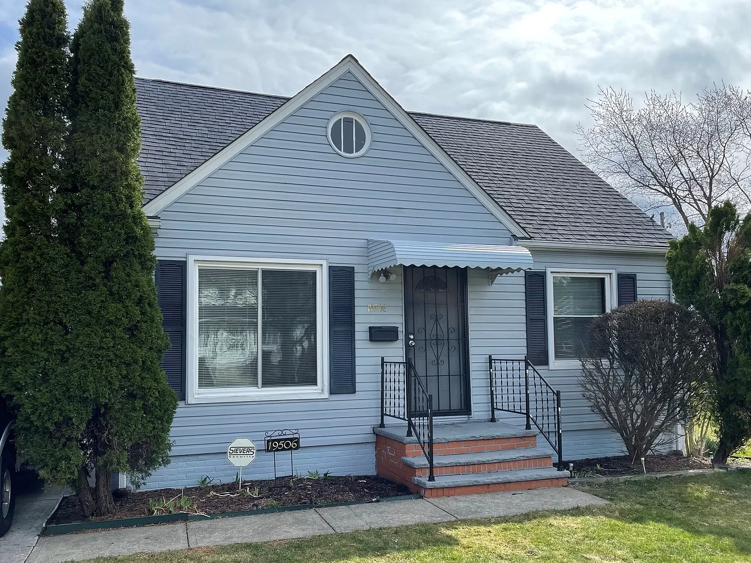 19506 Raymond St photo 1