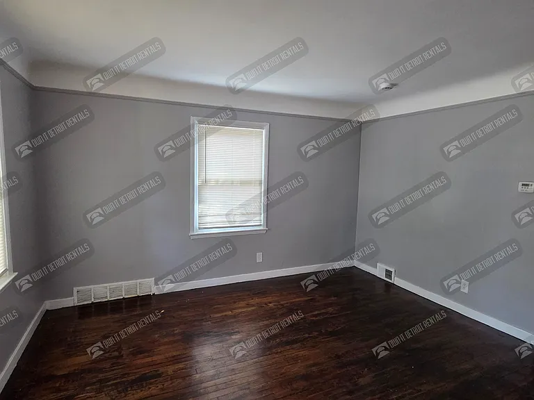 19335 Plainview Ave — Photo 5