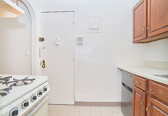 3rd image of 108 W 81st St APT 1F