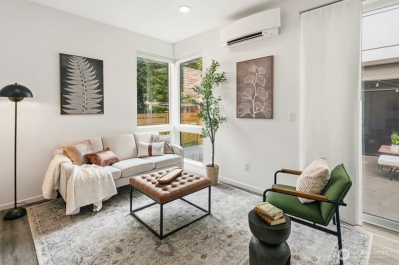 4th image of 539 S Cloverdale Street #D