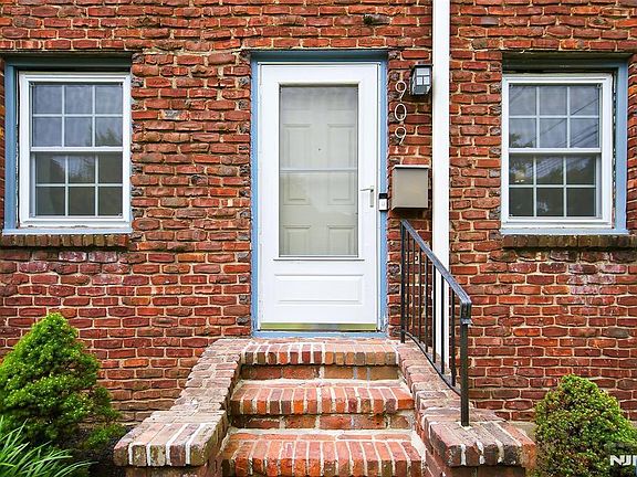 2nd image of 909 River Rd #1