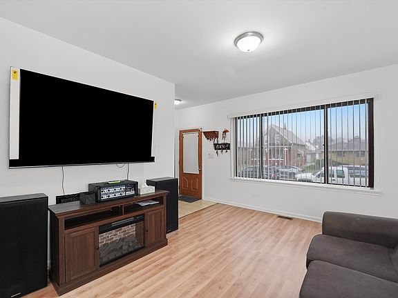 5th image of 12854 Winchester Ave