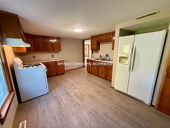 5th image of 405 Benton St