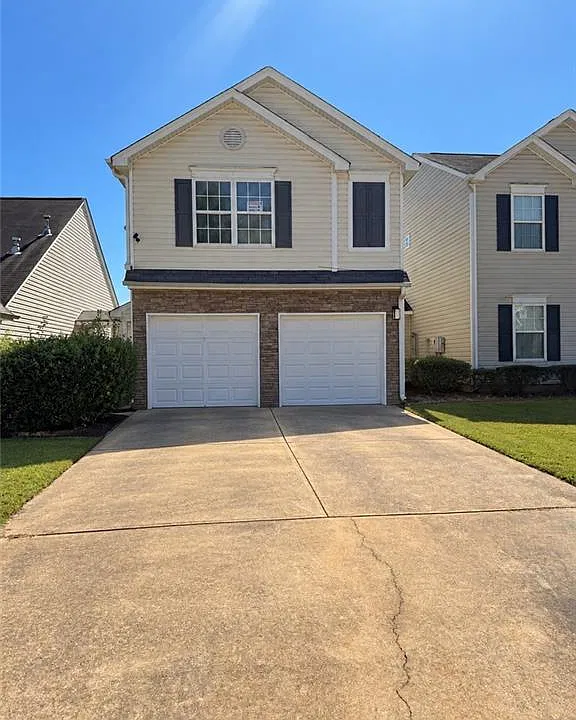 310 Lakeside Cir