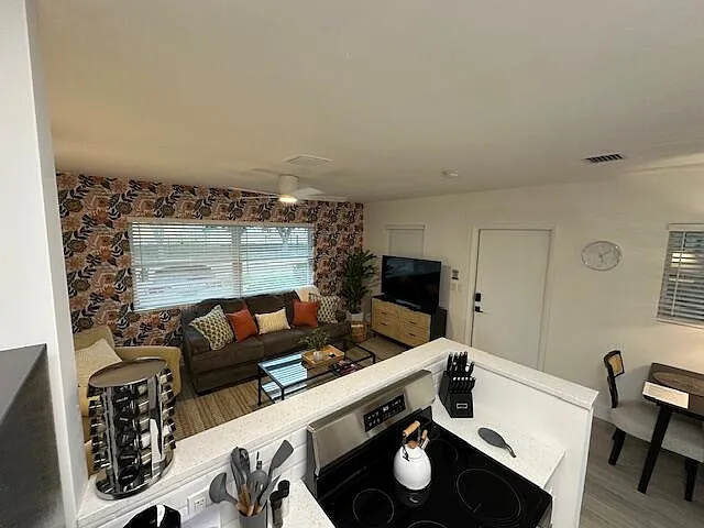 2 bed, 1.0 bath, 774 sqft, $3,995 — Photo 3