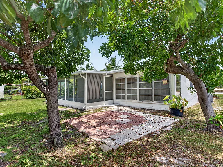 540 NE 61st Ct — Photo 3