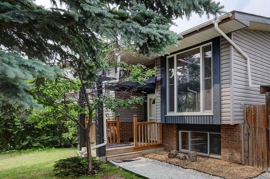 1st image of 128 SE Pineland Pl NE