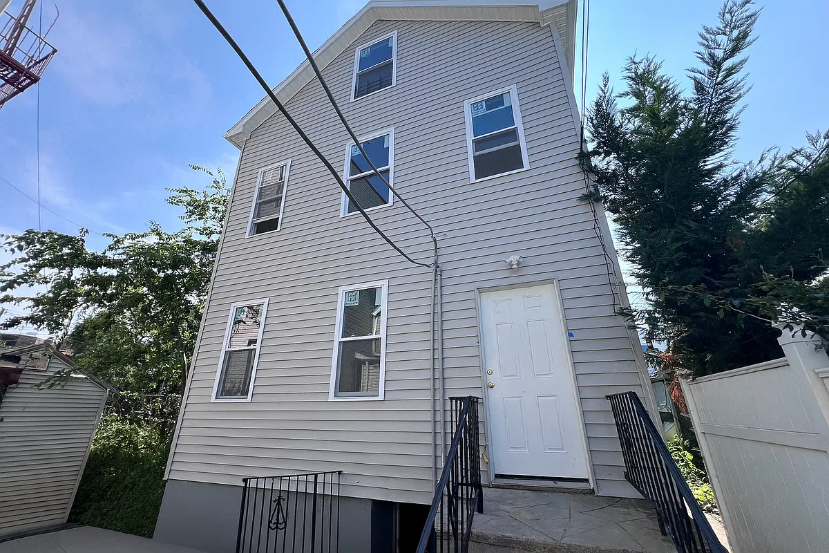 3 bed, 1.5 bath, 1700 sqft, $2,625 — Photo 1