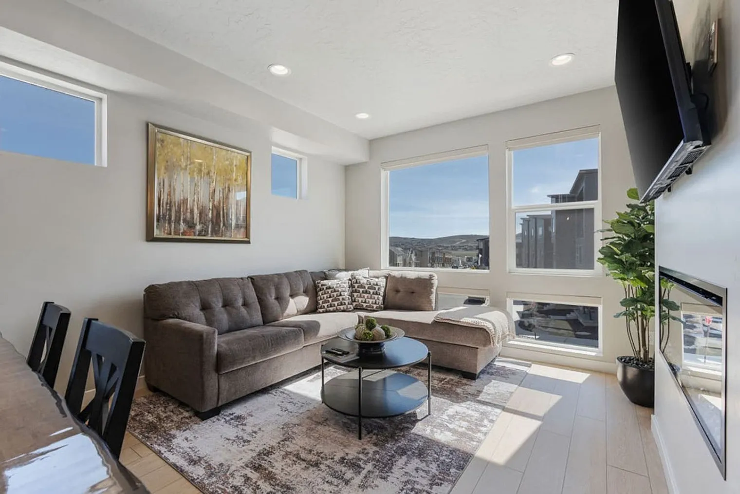 4 bed, 2.0 bath, 2421 sqft, $4,997 — Photo 2