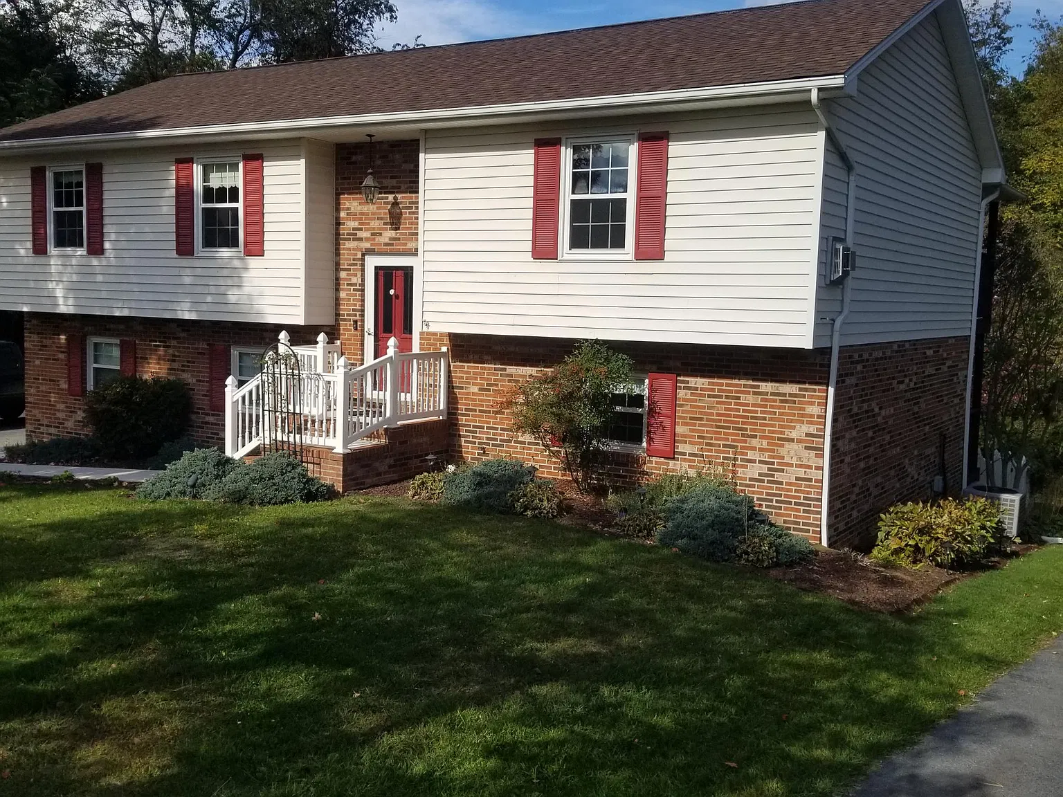 4 bed, 2.5 bath, 1874 sqft, $2,500 — Photo 3