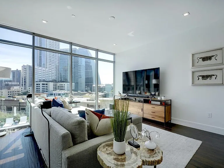 501 West Ave #703 — Photo 3