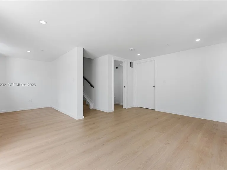 824 SE 12th Ct #850 — Photo 25