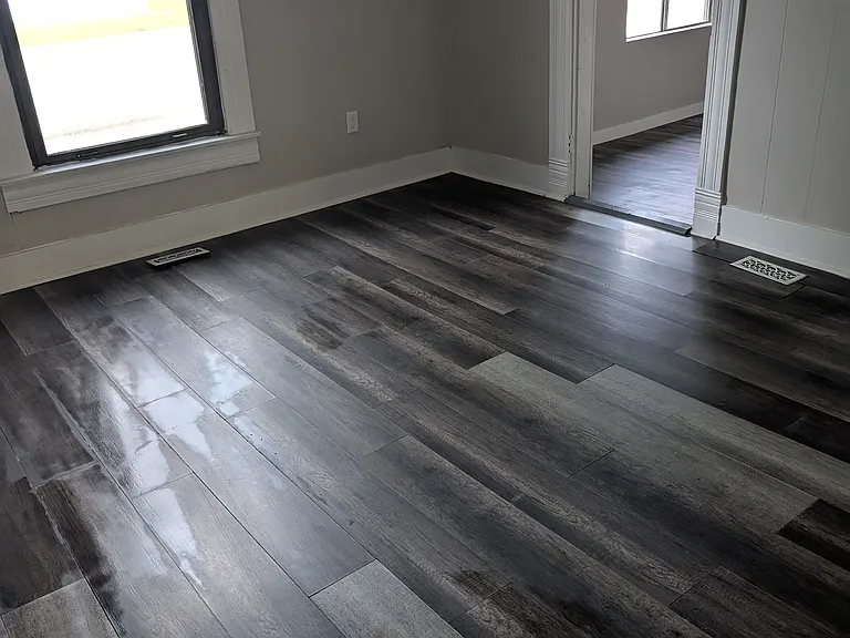 403 E Elm St — Photo 2