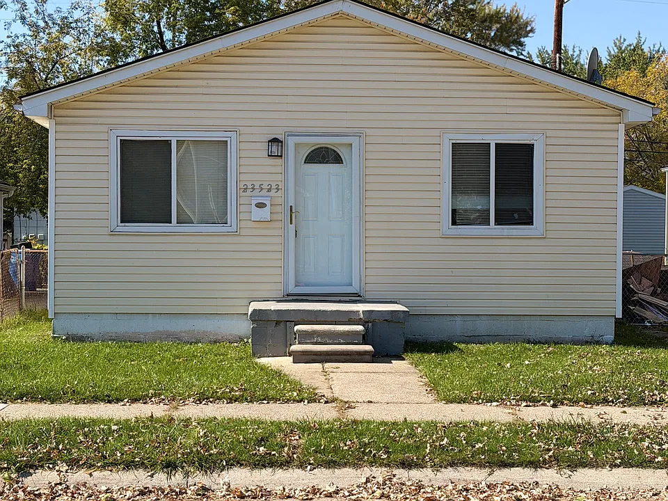 23523 Stewart Ave